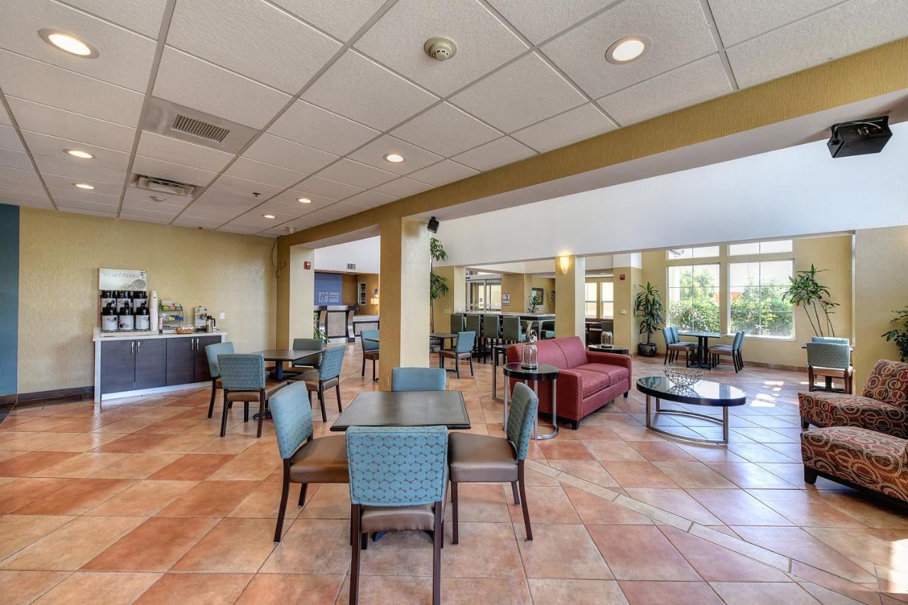Holiday Inn Express Hotel & Suites Manteca By Ihg Esterno foto